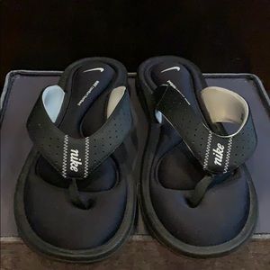 nike flip flops